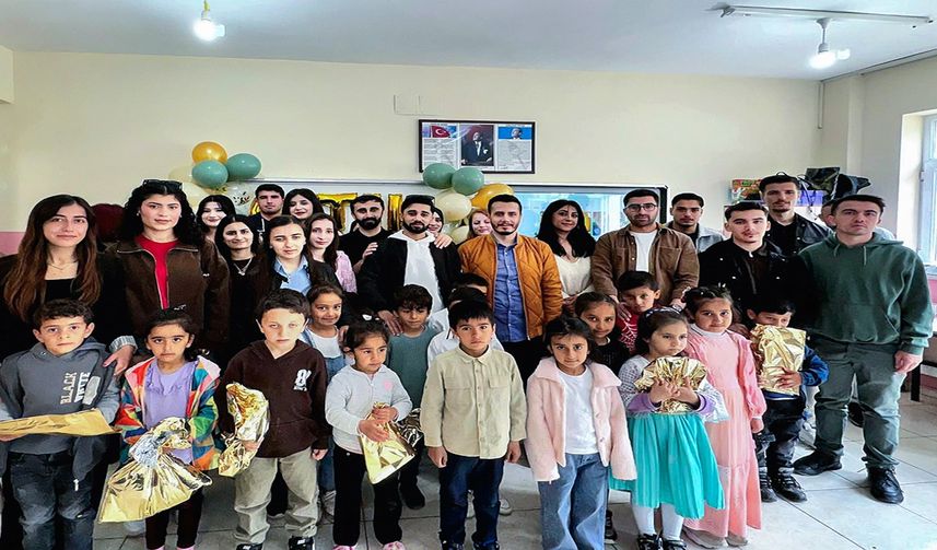 Hakkâri Üniversitesi’nden Köy Okuluna Anlamlı Ziyaret: “Fırçadan Kalbe” Dokundular