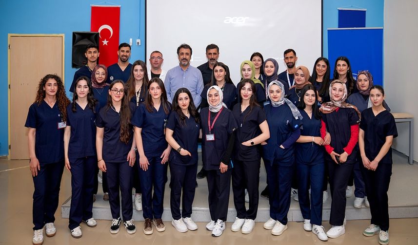Hakkâri Üniversitesi’nde Geleceğin Sağlıkçıları Üniformalarını Giydi: Diyaliz Öğrencilerinden Anlamlı Seminer
